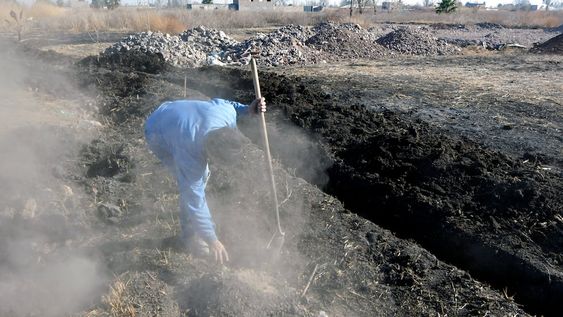 En algunos lugares de Kilómetro 8, la tierra está caliente y sale humo. Se cree que es por antiguos incendios provocados. Foto:Orlando Pelichotti / Los Andes
