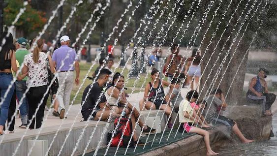 La ola de calor en la provincia genera temperaturas por encima de la media para la época. Varios fueron a refrescarse a la orilla del lago del Parque. Foto: José Gutierrez