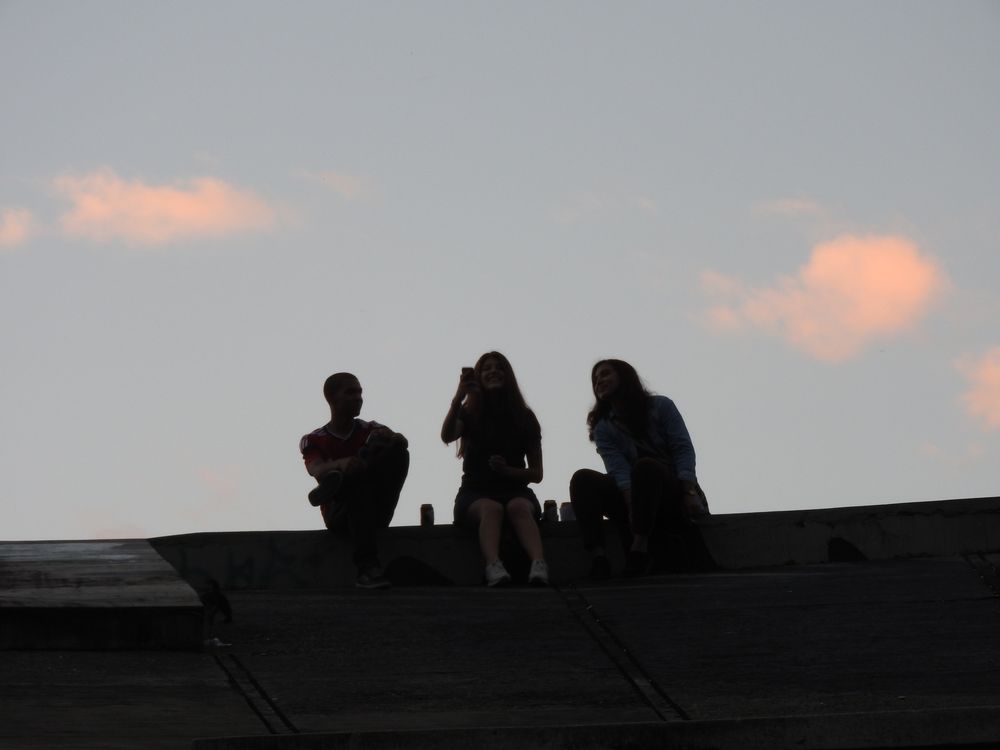 Sobrecarga adolescente: el 11% trabaja y 4 de cada 10 tiene responsabilidades domésticas, lo que les resta tiempo para esparcimiento y estudio