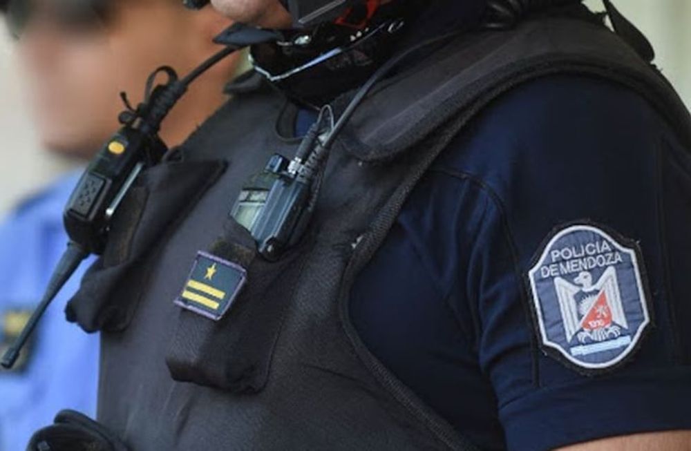 Escándalo en una comisaría: policía citó a un menor para comprar “pastis” y el efectivo terminó detenido. Foto: Imagen ilustrativa