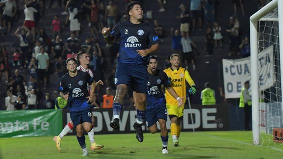 Sequeira celebra el primer gol de la noche, el primero además de su cuenta personal, tras ejecutar magistralmente un penal.