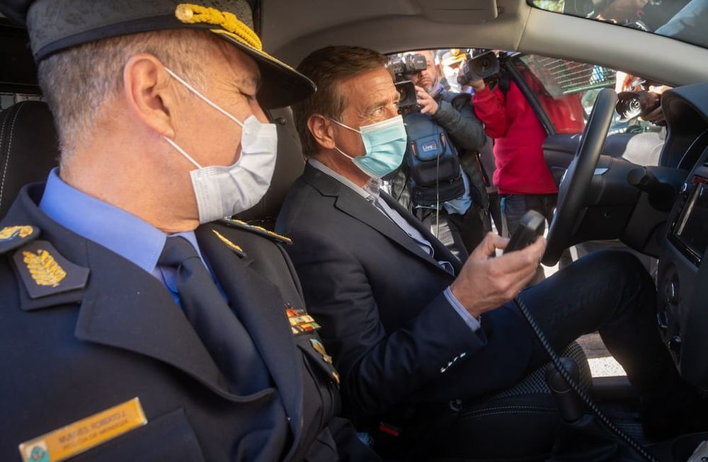 El gobernador Rodolfo Suárez y el ministro de Seguridad, Raúl Levrino, entregaron de vehículos y drones para la Policía de Mendoza. En la imagen aparece el mandatario junto a Roberto Munives, jefe de la Policía. Ignacio Blanco / Los Andes