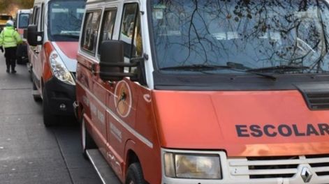 Los Andes | Los transportistas escolares indicaron que deben esperar 3 horas para poder cargar gasoil en la estación de servicio que encuentren este combustible.