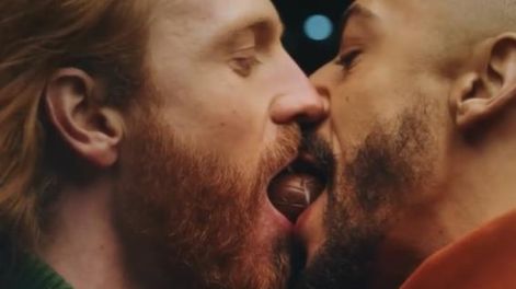 Es evidente que la pareja que fue posicionada en el centro de la escena habría pasado totalmente desapercibida de no haber sido gay.