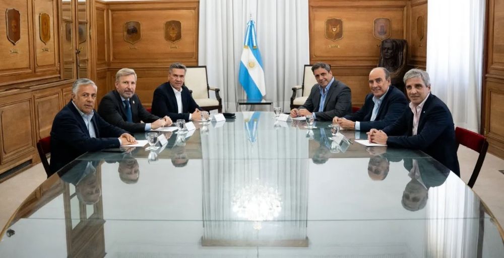 El gobernador Alfredo Cornejo se reunió con el jefe de gabinete, Guillermo Francos, y los ministros de Economía, Luis Caputo, y del Interior, Lisandro Catalán. 
