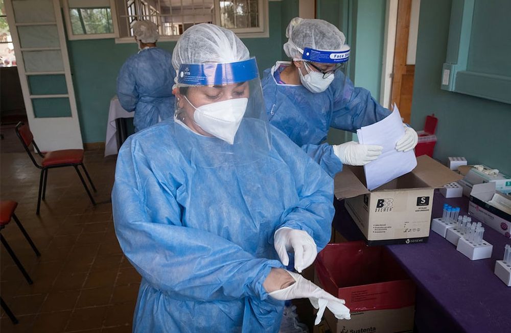 Testeos e Hisopados  Centro de hisopados que funciona en la DINAF en Godoy CruzEnfermera Florencia Zlalazar colocándose guantes descartables Foto: Ignacio Blanco / Los Andes