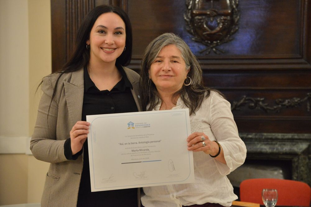 La senadora María Luz Llorens (Bloque PJ) junto a la poeta mendocina Marta Miranda.