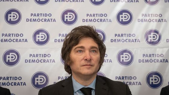 El diputado nacional Javier Milei arribó este viernes a la provincia y se reunió en la sede del Partido Demócrata para hablar sobre la inflación y su campaña de “dolarización”.Foto: Ignacio Blanco / Los Andes