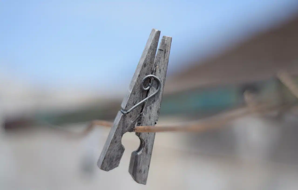 Broches reciclados aplican un truco eficaz que mejora la organización del hogar.
