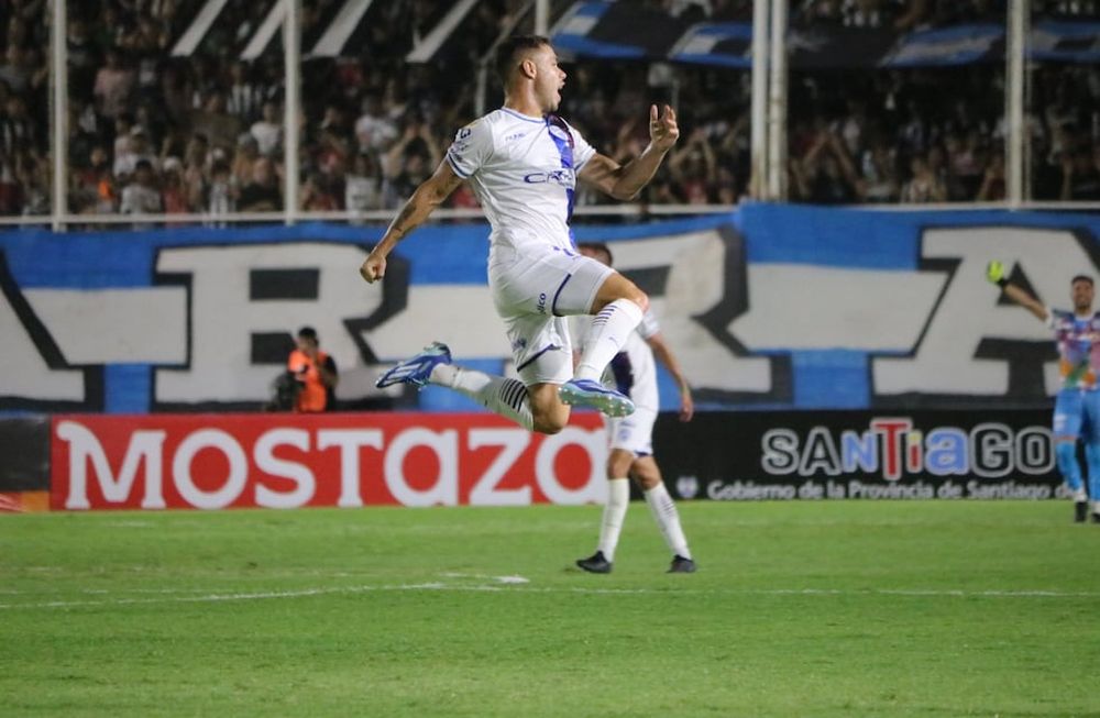 Conechny marcó un golazo para romper el cero entre Godoy Cruz y Central Córdoba, pero tuvo que esperar a que el VAR convalide la definición. / Gentileza.