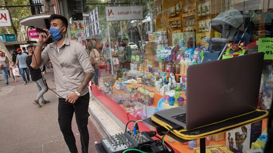 Maximiliano Álvarez, cantautor. Sus temas melódicos suenan en una de las principales calles comerciales de Mendoza, y suelen dejarle un buen ingreso a la gorra. / Foto: Ignacio Blanco