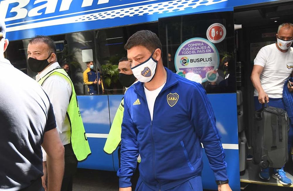 Sebastián Battaglia, DT de Boca, cuando llegó al hotel en el cual se alojará la delegación Xeneize. / José Gutiérrez (Los Andes).