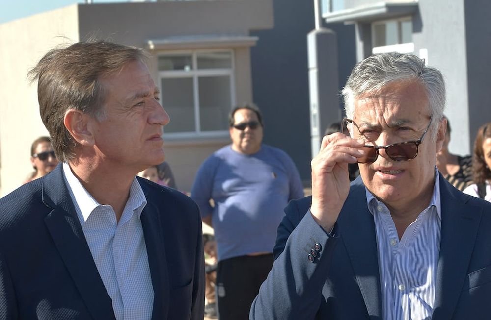 El gobernador Rodolfo Suárez y el precandidato a sucederlo, Alfredo Cornejo, durante una entrega de viviendas en GuaymallénFoto: Orlando Pelichotti