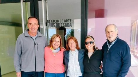 Los Andes | Los aspirantes del Interclaustro todos abrazados, anunciaron la candidatura de una de ellos. Gabriel Fidel, Claudia García, la ungida candidata Esther Sánchez, Fernanda Bernabé e Ismael Farrando.
