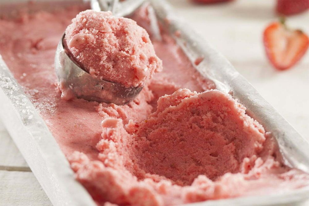 Cómo se hace el helado de frutilla casero la receta en la licuadora con 2 ingredientes y en minutos (1)