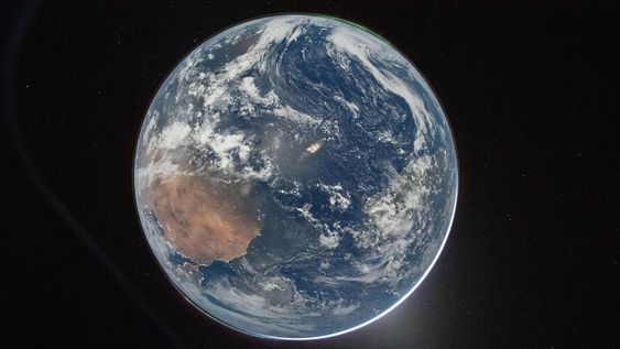 Foto del planeta Tierra desde la cápsula Orión de la misión Artemis II