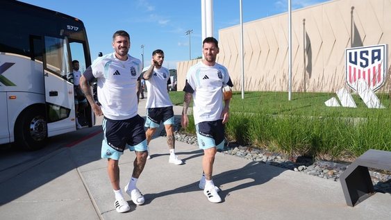 SIEMPRE JUNTOS. Rodrigo De Paul y Lionel Messi, llegando al complejo donde entrenará la Selección Argentina de cara al Mundial 2026.&nbsp;