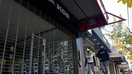 Aseguran que ya no se puede sostener un confinamiento estricto porque las empresas vienen complicadas desde 2020. Foto: Orlando Pelichotti / Los Andes