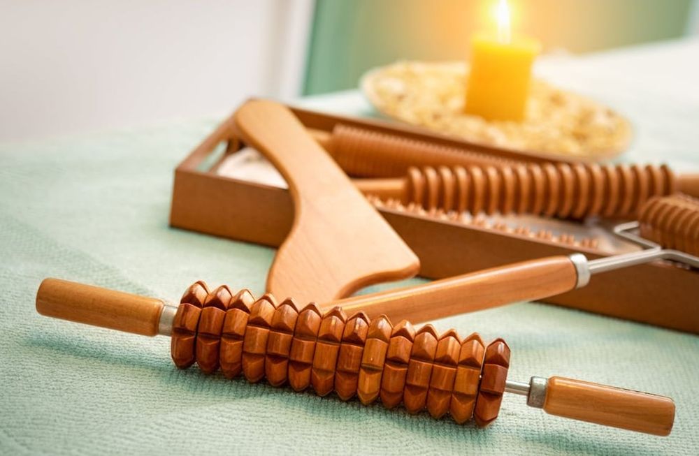La maderoterapia consiste en una serie de masajes con diferentes elementos que nos ayudan a tonificar el cuerpo, minimizar la retención de líquidos y edemas, ayuda a reducir la celulitis, tratar la grasa localizada y estimular la producción de elastina.