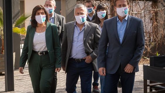 Mendoza 24 de julio de 2021 PolíticaHotel AconcaguaMariana Juri, Alfredo Cornejo y Rodolfo SuarezEl frente Cambia Mendoza presentó a sus principales precandidatos para las elecciones legislativas de septiembre y noviembre.Foto: Ignacio Blanco / Los Andes