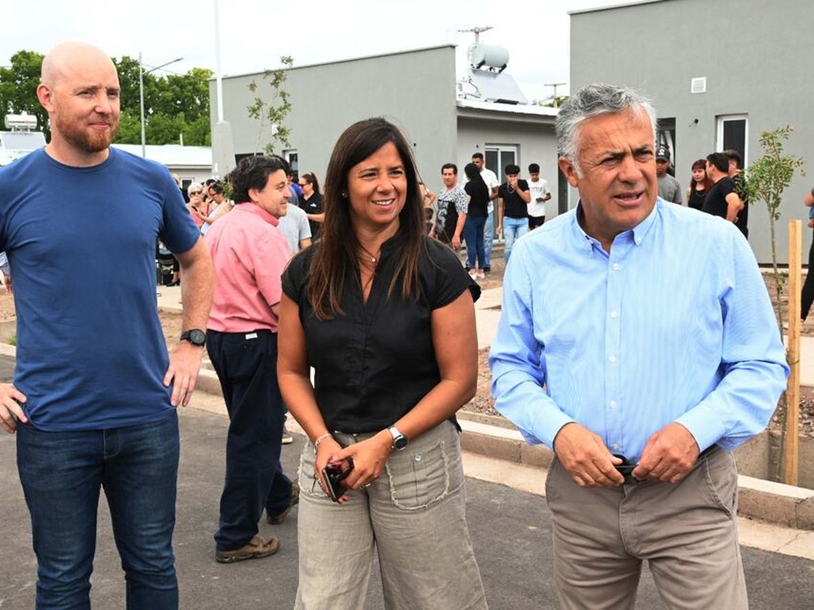 El intendente Esteban Allasino, la subsecretaria de Infraestructura María Badui y el gobernador Alfredo Cornejo. Foto: Prensa Mendoza