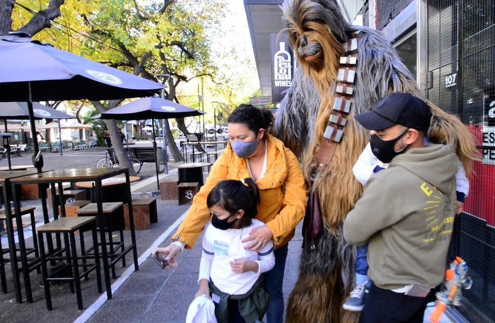 Ale Martínez es un mendocino que no sólo se viste de personajes reconocidos y superhéroes para entretener pero también para realizar una actividad solidaria.