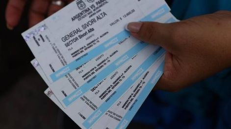 La “ley ómnibus” contempla un apartado donde se refiere a la reventa de entradas de fútbol. Foto: Gentileza Página 12