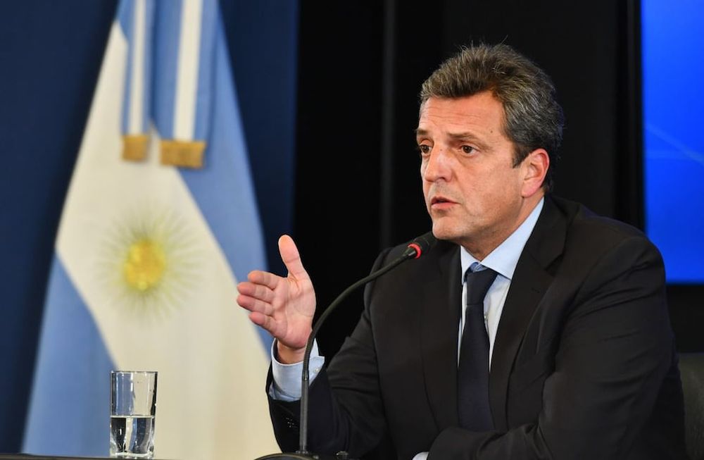 Tenga a bien proceder a la suspensión, en el marco de la normativa vigente del beneficio social asignado a las personas que hayan sido imputadas en las diferentes causas por la comisión de los delitos descriptos”. se lee en la nota que envió Massa a la ministra de Desarrollo Social.