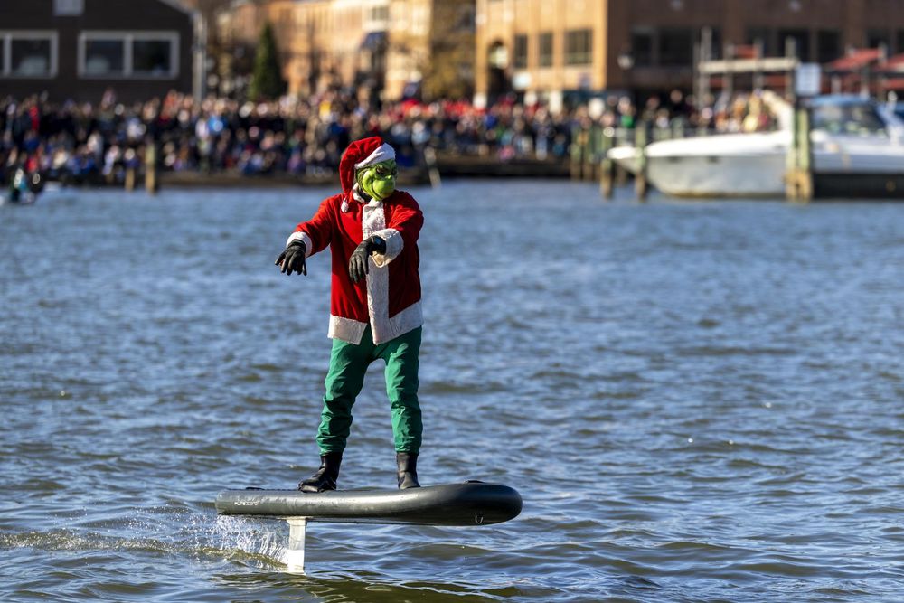 Un voluntario disfrazado de Grinch participa en el Espectáculo de Esquí Acuático de Santa Claus en el río Potomac en Alexandria, Virginia, EE. UU., el 24 de diciembre de 2025. 