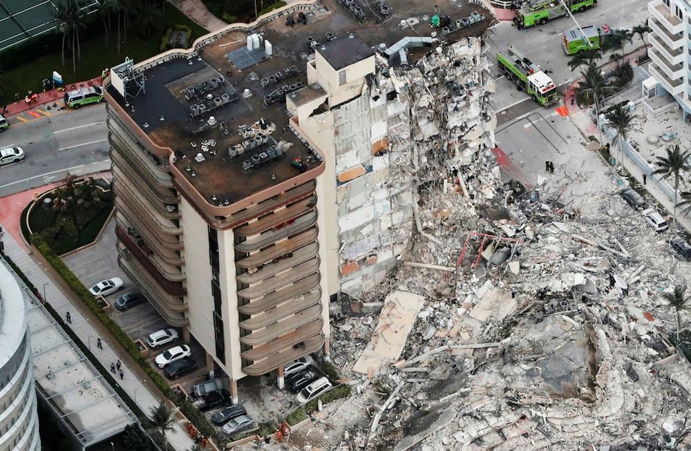 Así es el lugar donde trabajan buscando gente entre los escombros del edificio derrumbado. Foto: AP