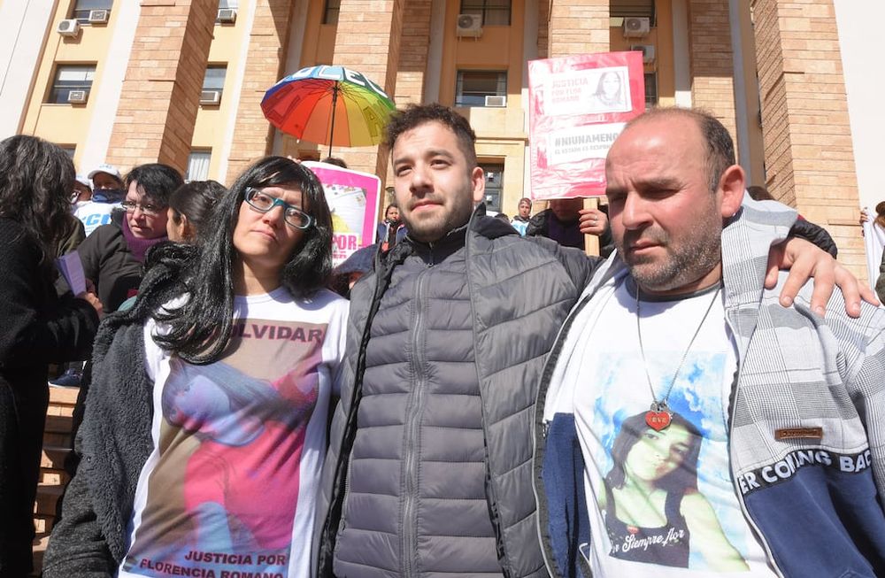 Kitty, José y Matías, padres y hermano de Florencia Romano, en una de las manifestaciones para pedir justicia. | Foto: Archivo / Los Andes