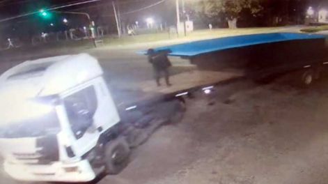 El camión salió del lote de Nadia Alaferte en marcha atrás y con un hombre en la parte trasera que sostenía la piscina. Foto: Gentileza InfoCañuelas