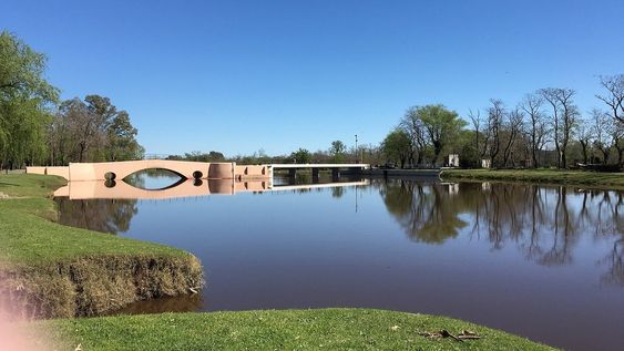 ni lujan ni tandil: el pueblito con historia, calles antiguas y calma total en buenos aires ideal para jubilados