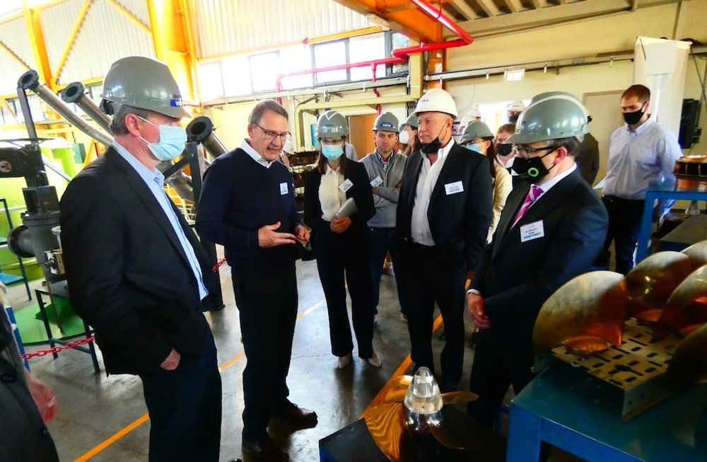 IMPSA proveerá de 17 mástiles e instrumentos de medición de vientos y los directivos de FFI viajaron a su planta para conocer su trabajo. Imagen: Gentileza