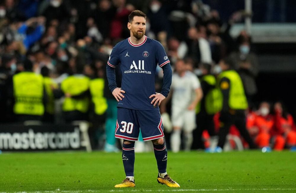 Lionel Messi y su gesto de derrota en la eliminación del PSG ante Real Madrid por la Champions. (AP)