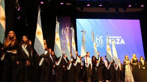 ¡Así se vivió la Velada de Gala y el acto de cambio de abanderados y escoltas de la Universidad Maza!