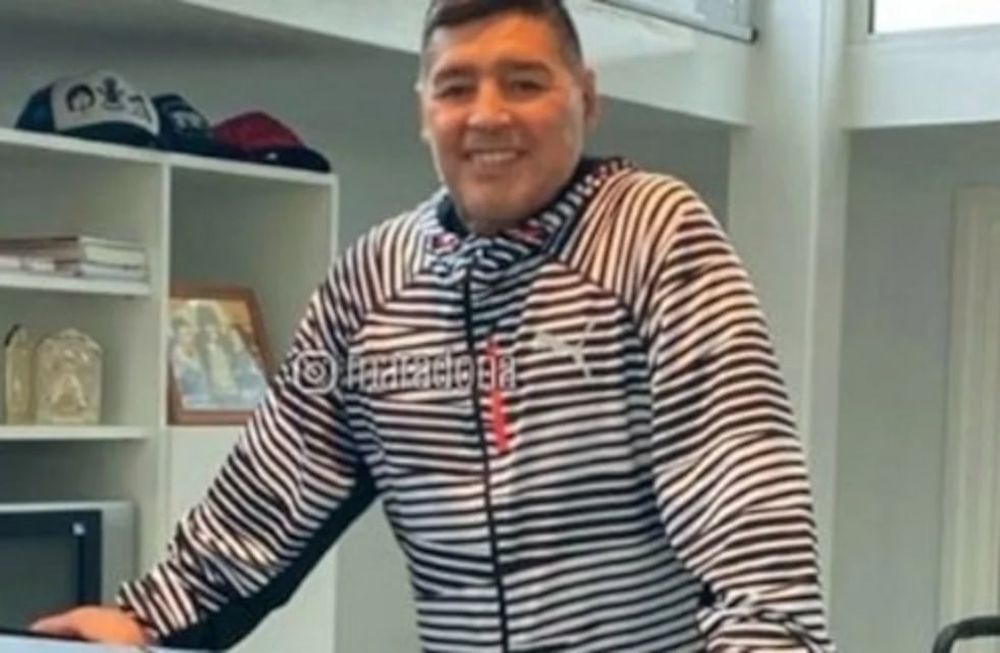 El DT de Gimnasia LP, Diego Maradona, se mostró feliz arriba de una cinta y a través de las redes mostró su figura física muy mejorada. / Gentileza.