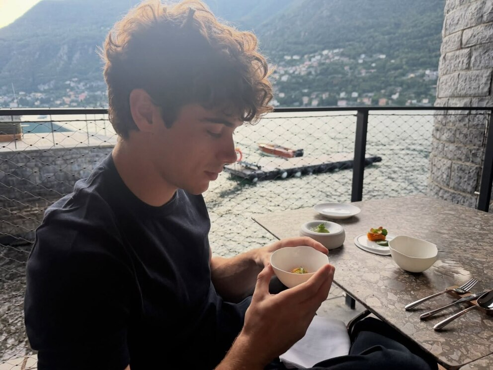 Franco Colapinto almuerza en las inmediaciones del lago de Como en Italia.