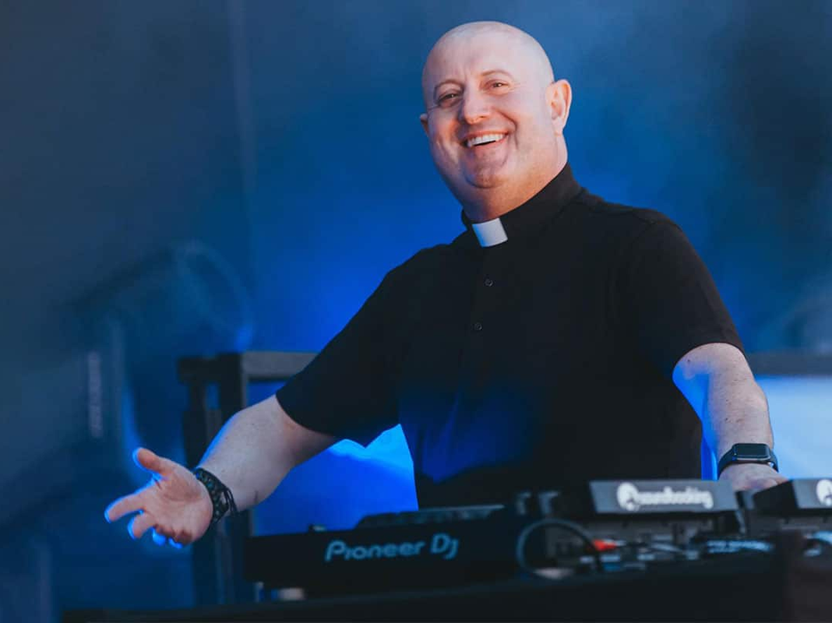 El Padre Guilherme tuvo que cambiar de escenario y su show finalmente será en el teatro girego Frank Romero Day