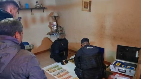 Los Andes | El dinero y otros objetos secuestrado. Gentileza Policía Federal Argentina.