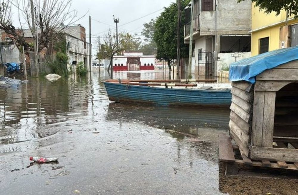 Las inundaciones obligó a evacuar a más de 400 personas. Foto: X.