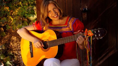 Los Andes | El reciente libro de Magdalena Fleitas ofrece un sinfín de ideas, recursos, canciones, historias y herramientas didácticas para trabajar en casa, en el barrio, en la plaza, en las escuelas, con niñas, niños y grandes. Foto: Gentileza Siglo XXI Editores.