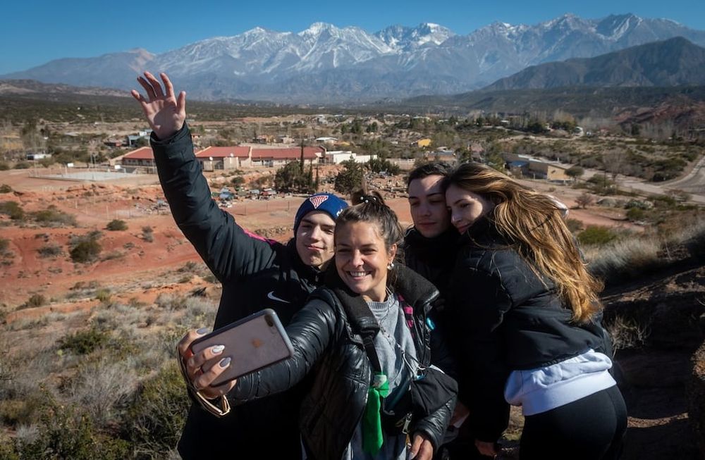 Valentín, Cristian, Gisel y Ayelén son de la provincia de Buenos Aires y vinieron a pasar unos días Mendoza. Eligieron Las Vegas. Foto: Ignacio Blanco / Los Andes