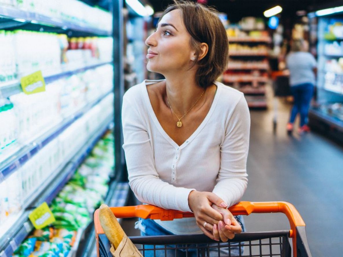 Según la consultora, la gente normaliza pagar consumos diarios con apps o tarjeta, sin considerar que se está endeudando.