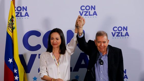 ARCHIVO - El candidato presidencial de la oposición Edmundo González, a la derecha, y la líder opositora María Corina Machado con las manos unidas en una conferencia de prensa un día después de las elecciones en Caracas, Venezuela, el lunes 29 de julio de 2024. (AP Foto/Cristian Hernández, Archivo)