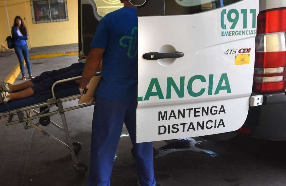 El adolescente baleado fue trasladado al hospital Lagomaggiore, donde lo operaron de urgencia, pero su estado es delicado. - Los Andes
