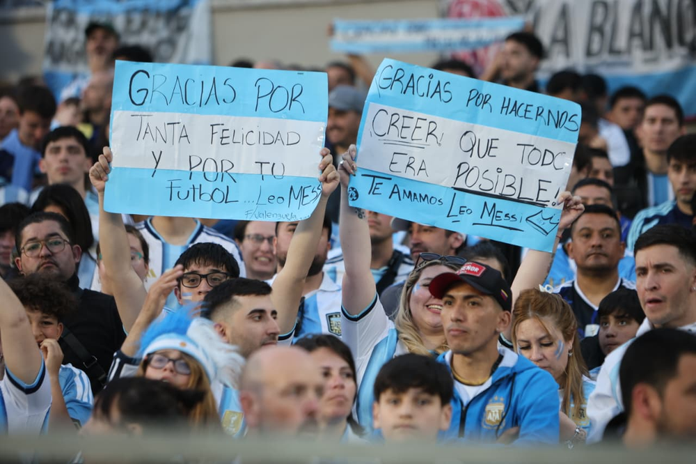 Los Andes en la despedida de Lionel Messi: todo el color de los hinchas de la Selección Argentina.