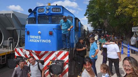 Los Andes | El presidente de la Nación Alberto Fernández junto al ministro de economía y el gobernador Rodolfo Suárez estuvieron presentes en la segunda llegada del tren de pasajeros a Palmira. Foto: Claudio Gutiérrez Los Andes
