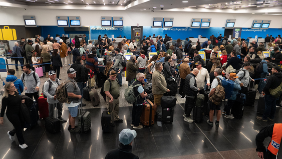 Hoy definen si sigue en pie el paro de controladores aéreos que afectarán las vacaciones de invierno.&nbsp;