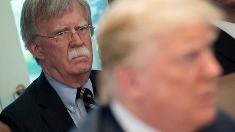 El presidente de los Estados Unidos, Donald Trump, habla junto con el asesor de seguridad nacional John Bolton / Gentileza